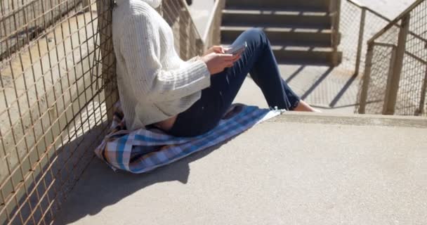 Ragazza Che Utilizza Telefono Cellulare Vicino Alla Spiaggia Una Giornata — Video Stock