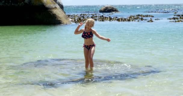 Ragazza Che Cammina Sull Acqua Spiaggia Una Giornata Sole — Video Stock