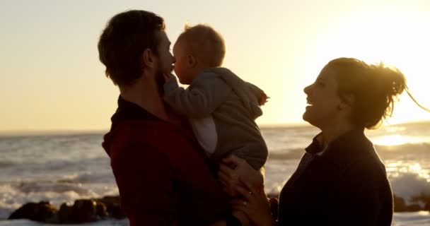 Батько Мати Грають Своїм Маленьким Хлопчиком Пляжі Під Час Заходу — стокове відео