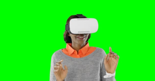Žena Ukázal Při Používání Soupravu Pro Virtuální Realitu Před Zeleným — Stock video