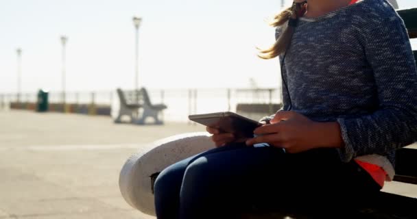 Fille Aide Tablette Numérique Plage Sur Une Journée Ensoleillée — Video