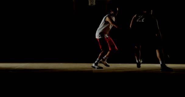 Concurrents Masculins Jouant Basket Dans Court — Video