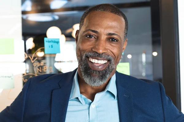 Retrato Hombre Negocios Afroamericano Creativo Con Pelo Corto Una Barba —  Fotos de Stock