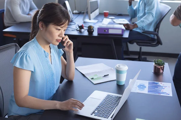 Vista Alto Angolo Una Donna Asiatica Creativa Che Lavora Ufficio — Foto Stock