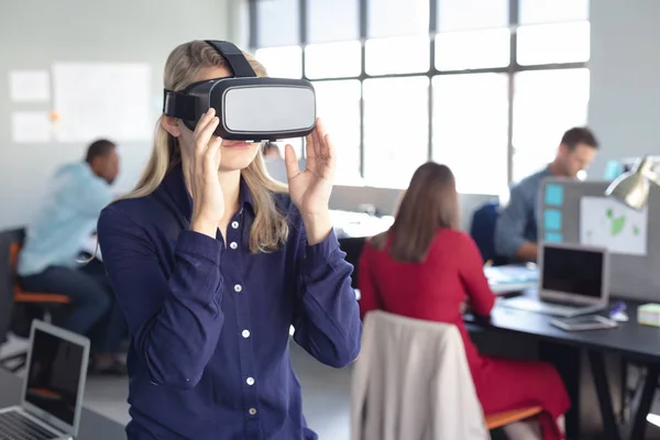 Vorderansicht Einer Blondhaarigen Kaukasischen Unternehmerin Die Einem Lässigen Modernen Büro — Stockfoto