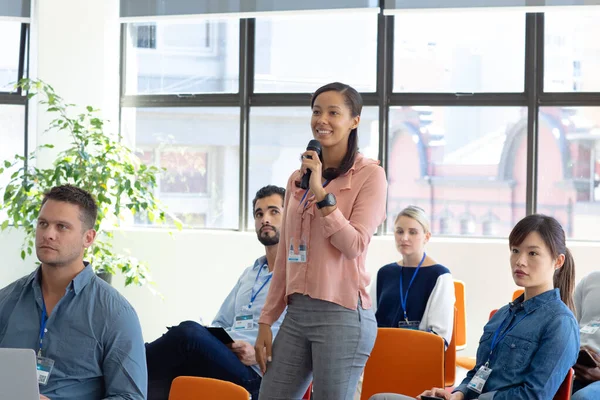 Widok Przodu Zróżnicowanej Grupy Twórców Biznesu Siedzących Widowni Konferencji Biznesowej — Zdjęcie stockowe