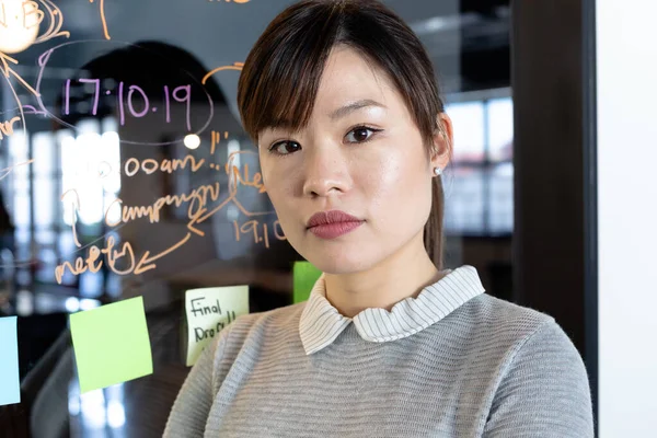 Portrait Une Entreprise Féminine Asiatique Créative Travaillant Dans Bureau Moderne — Photo