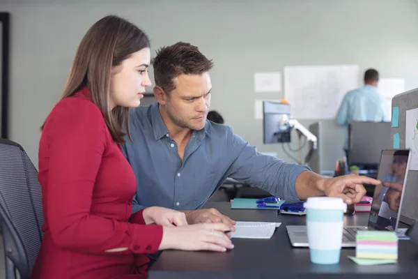 Vue Latérale Une Entreprise Blanche Masculine Féminine Créative Travaillant Dans — Photo