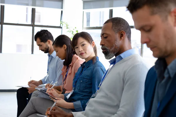 Zijaanzicht Van Een Diverse Groep Zakelijke Creatievelingen Die Een Rij — Stockfoto