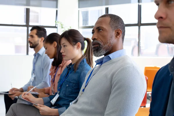 Zijaanzicht Van Een Diverse Groep Zakelijke Creatievelingen Die Rij Het — Stockfoto