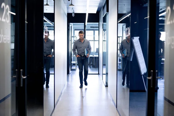 Vista Frontale Uomo Affari Caucasico Creativo Passeggiando Nel Corridoio Ufficio — Foto Stock