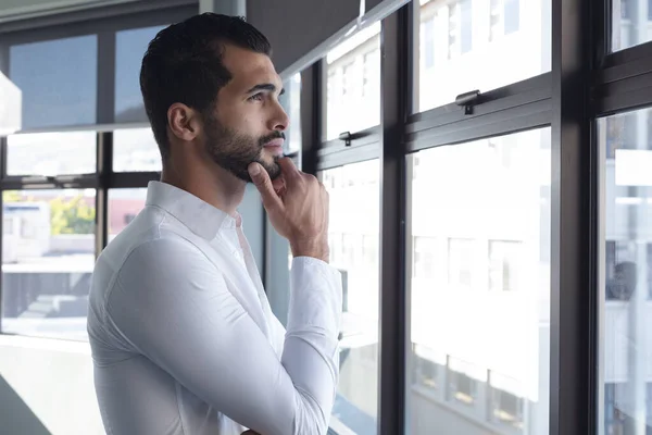 Seitenansicht Eines Gemischten Männlichen Business Kreativen Der Einem Lässigen Modernen — Stockfoto