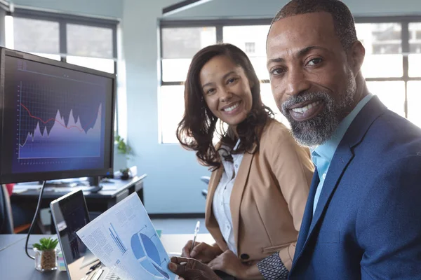 Retrato Hombre Negocios Afroamericano Creativo Una Colega Raza Mixta Que —  Fotos de Stock