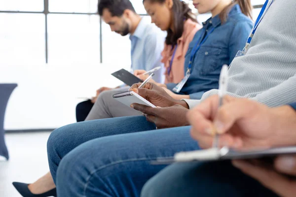 Zijaanzicht Middendeel Van Een Diverse Groep Van Zakelijke Creatievelingen Zit — Stockfoto