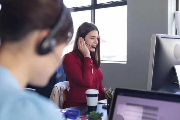 Vista Lateral Una Mujer Caucásica Hablando Usando Auricular Telefónico Trabajando — Foto de Stock