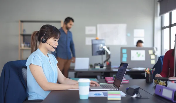 Seitenansicht Einer Asiatischen Unternehmerin Die Einem Lässigen Modernen Büro Arbeitet — Stockfoto