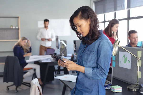 Vue Latérale Une Entreprise Féminine Asiatique Créative Travaillant Dans Bureau — Photo