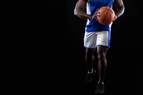 Vooraanzicht Laag Deel Van Een Gespierde Afro Amerikaanse Mannelijke Basketbalspeler — Stockfoto