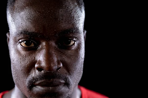 Снимок Афроамериканского Спортсмена Потеющего После Тренировки Смотрящего Прямо Камеру Черном — стоковое фото