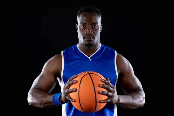 Pohled Zepředu Zblízka Svalnatého Afroamerického Basketbalistu Týmových Barvách Který Drží — Stock fotografie