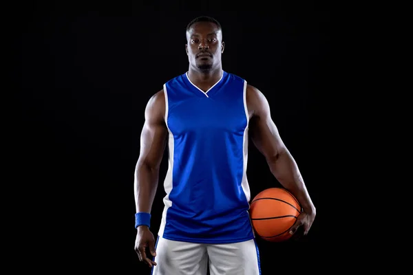 Vista Frontal Jugador Baloncesto Masculino Afroamericano Musculoso Con Colores Equipo — Foto de Stock