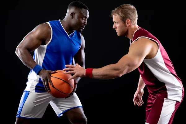 Vista Lateral Perto Jogador Basquete Masculino Caucasiano Vestindo Cores Equipe — Fotografia de Stock