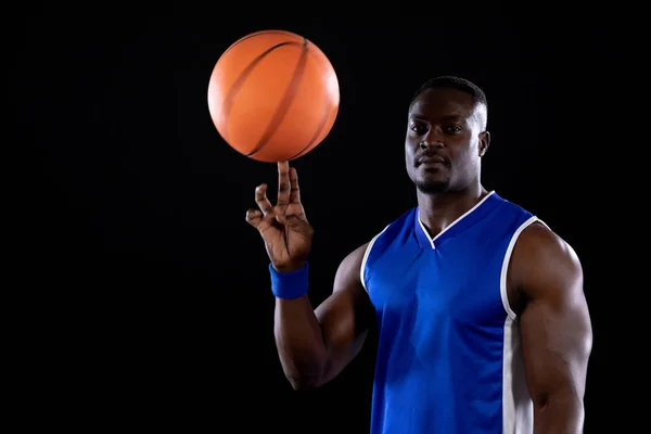 Přední Pohled Svalnatého Afroamerického Basketbalistu Týmových Barvách Jak Otáčí Basketbalem — Stock fotografie