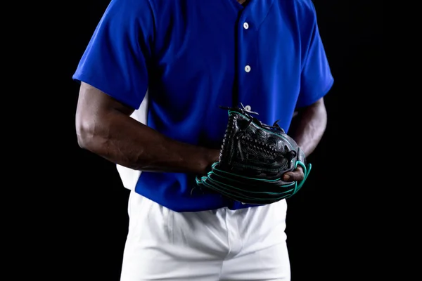 身穿队服和手套的非裔美国男性棒球运动员 投手或外野手的前视图 — 图库照片