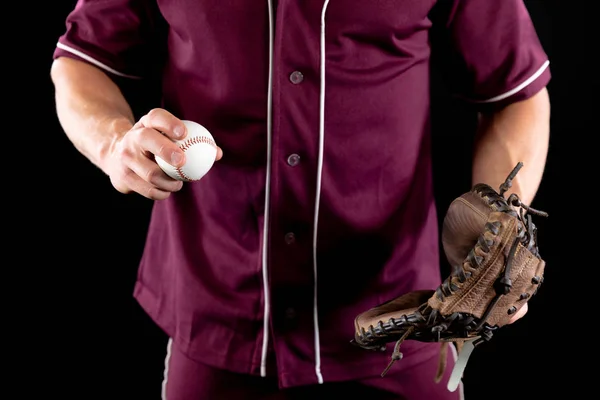 野球選手 投手またはフィールダーのフロントビューは チームのユニフォームとミットを着て 野球を保持 — ストック写真