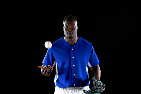 Portret Afroamerykanina Baseballisty Miotacza Lub Piłkarza Ubranego Strój Drużynowy Rękawicę — Zdjęcie stockowe