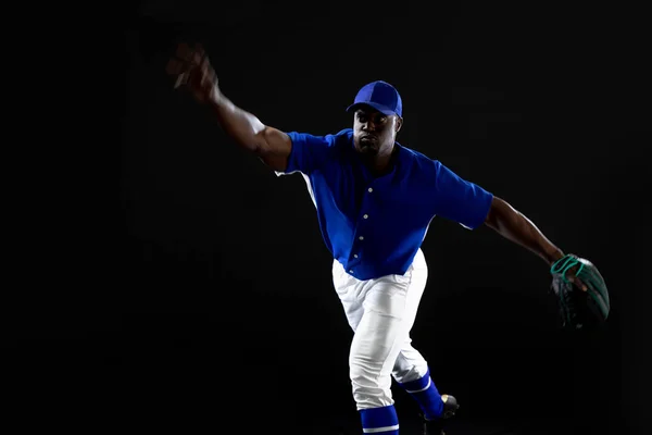 Widok Przodu Afroamerykańskiego Baseballisty Miotacza Mundurze Drużyny Czapce Baseballowej Rękawicy — Zdjęcie stockowe
