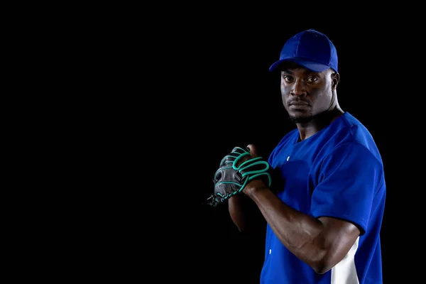 Framifrån Afroamerikansk Manlig Baseballspelare Kastare Klädd Laguniform Basebollkeps Och Handske — Stockfoto