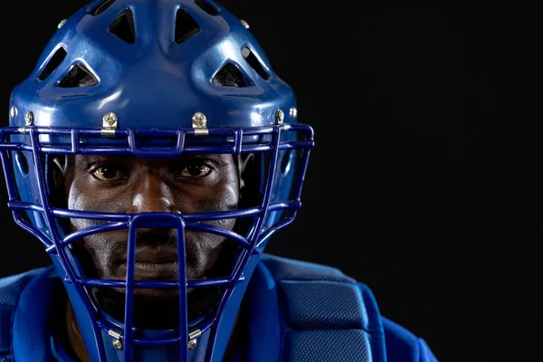 Retrato Cerca Jugador Béisbol Afroamericano Receptor Usando Ropa Protectora Casco —  Fotos de Stock