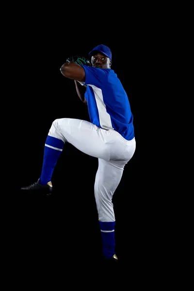 Přední Pohled Afroamerického Hráče Baseballu Nadhazovače Týmové Uniformě Baseballové Čepici — Stock fotografie