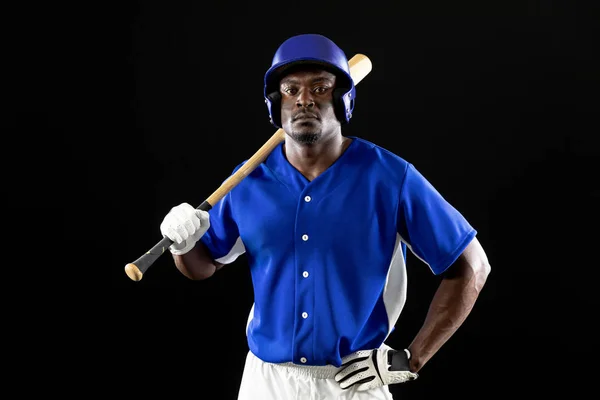 一个非洲裔美国男子棒球手的画像 一个击球手 身穿队服 头戴安全帽 肩膀上拿着棒球棒 手放在髋部 — 图库照片