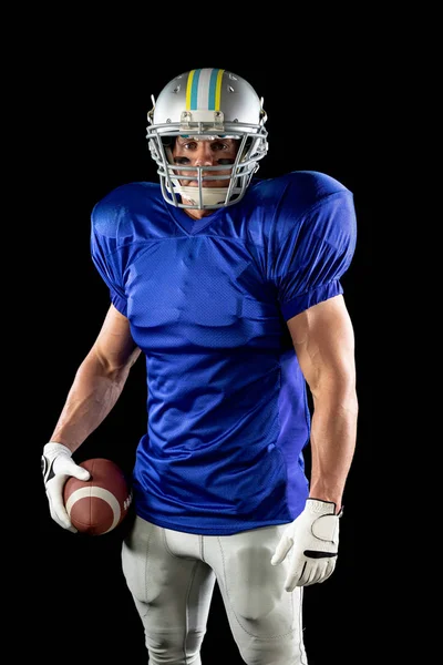 Portrét Bělocha Amerického Fotbalisty Týmové Uniformě Chráničkách Helmě Drží Míč — Stock fotografie