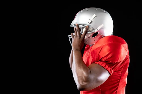 Vista Lateral Jugador Fútbol Americano Afroamericano Con Uniforme Almohadillas Poniéndose — Foto de Stock