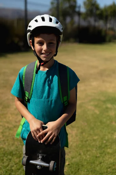 Portrait Écolier Caucasien Portant Casque Cyclisme Tenant Une Planche Roulettes — Photo