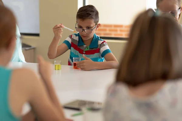 Framifrån Vit Skolpojke Med Glasögon Och Randig Shirt Sittande Vid — Stockfoto