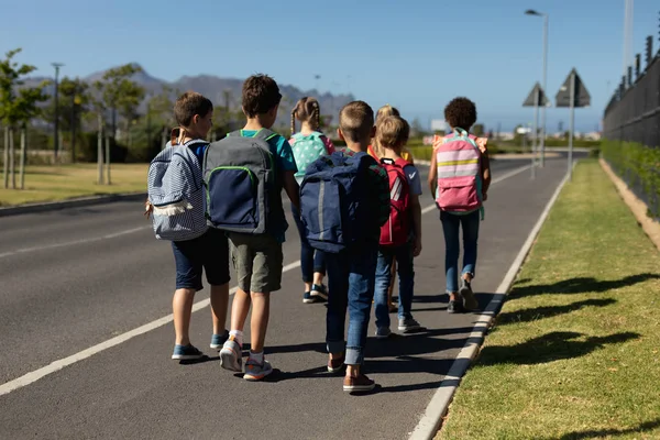 Vue Face Groupe Diversifié Écoliers Marchant Long Une Route Vers — Photo