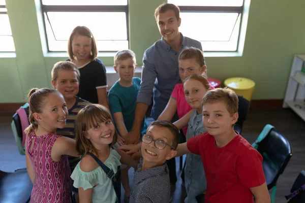 Høy Vinkel Mangfoldig Gruppe Barneskolebarn Deres Hvite Mannlige Lærer Som – stockfoto