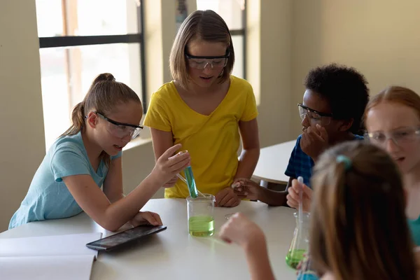 Vista Frontal Grupo Multiétnico Niñas Escuela Primaria Sentadas Una Mesa — Foto de Stock