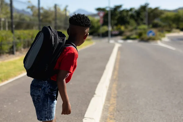 Afrika Kökenli Amerikalı Bir Öğrencinin Şort Tişört Giydiği Sırt Çantası — Stok fotoğraf