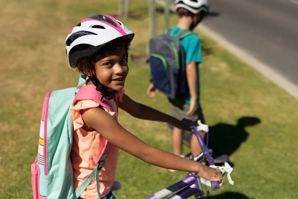 Vista Lateral Una Colegiala Afroamericana Con Casco Ciclismo Una Mochila — Foto de Stock