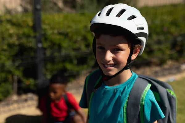 Portret Białego Ucznia Noszącego Plecak Kask Rowerowy Uśmiechającego Się Kamery — Zdjęcie stockowe