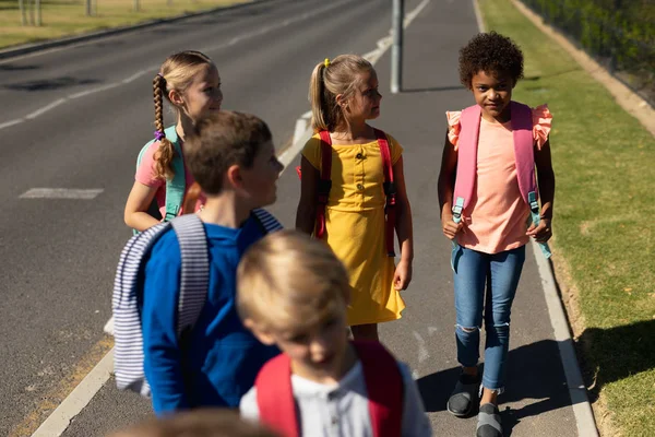 Visão Alto Ângulo Grupo Diversificado Escolares Caminhando Longo Uma Estrada — Fotografia de Stock