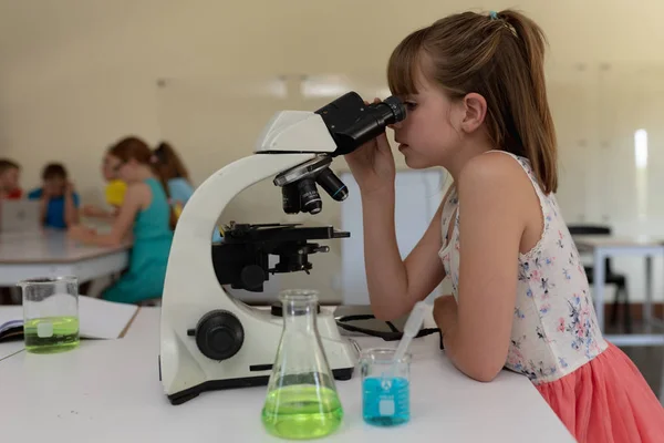 Zijaanzicht Van Een Blank Basisschoolmeisje Dat Aan Een Bureau Zit — Stockfoto