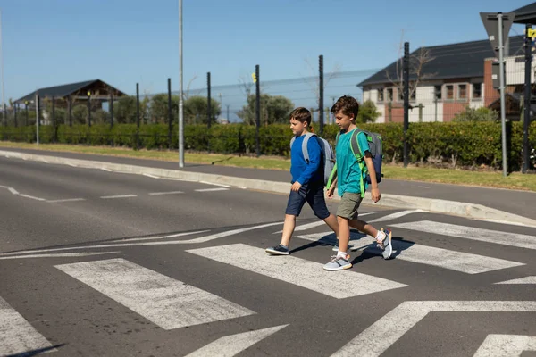 Vue Latérale Deux Écoliers Caucasiens Traversant Route Sur Passage Pour — Photo