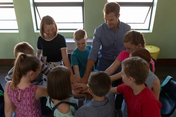 Hög Vinkel Syn Diversifierad Grupp Grundskolebarn Och Deras Vita Manliga — Stockfoto