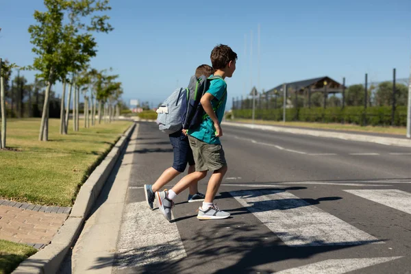 Vue Latérale Deux Écoliers Caucasiens Traversant Route Sur Passage Pour — Photo